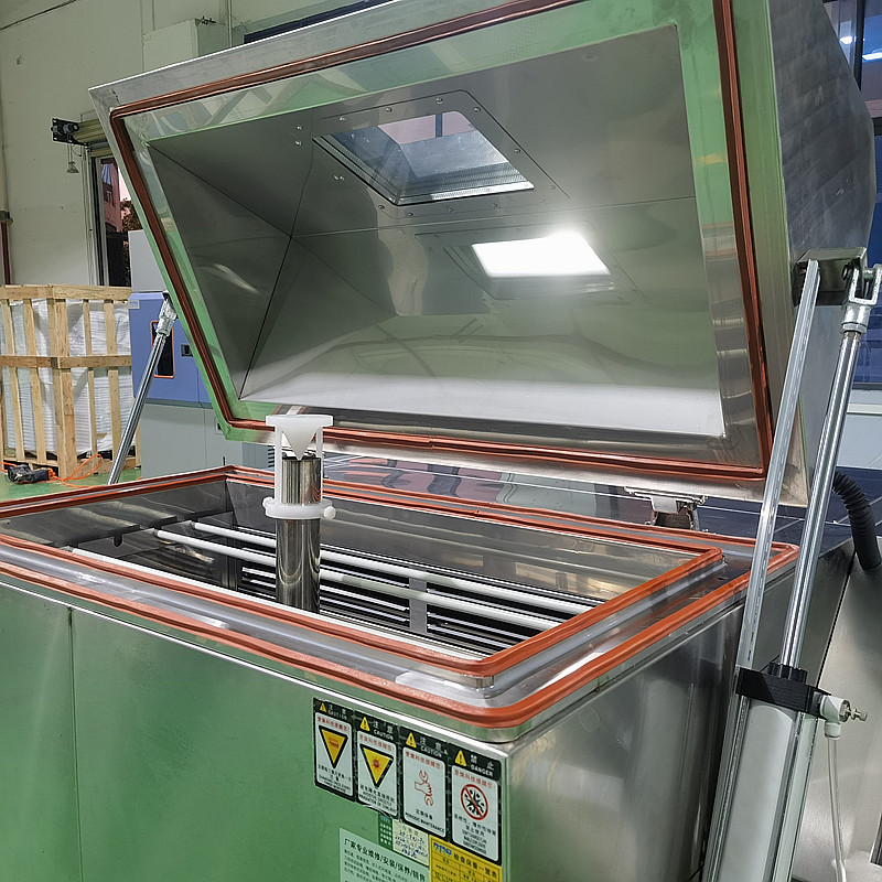 無(wú)人機(jī)鹽霧試驗(yàn)箱